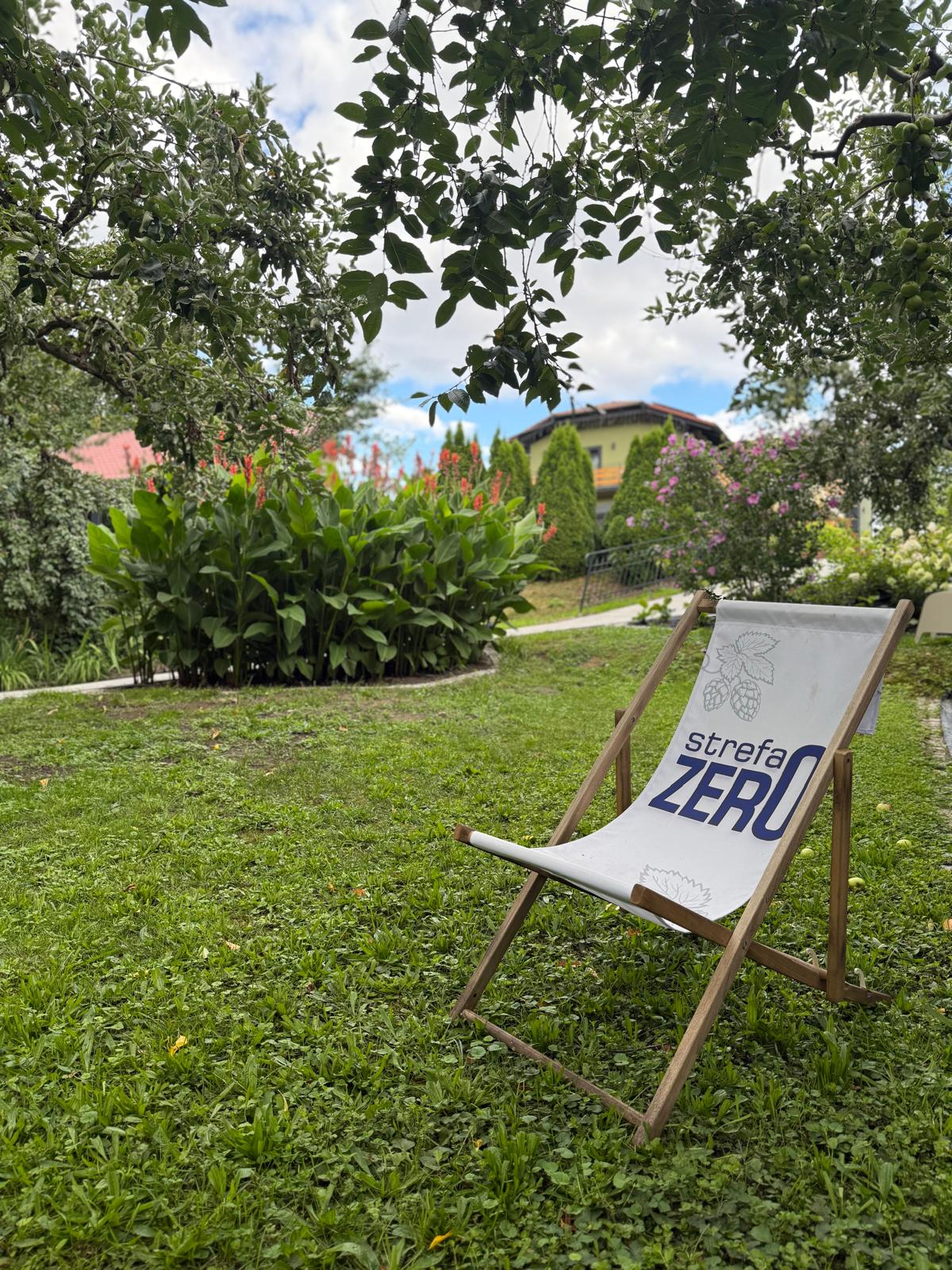 Strefa relaksu – leżak w ogrodzie